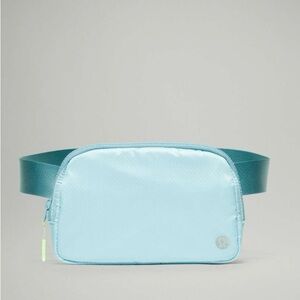 Lululemon Everywhere Belt Bag 1L
Icing Blue / Eton Blue